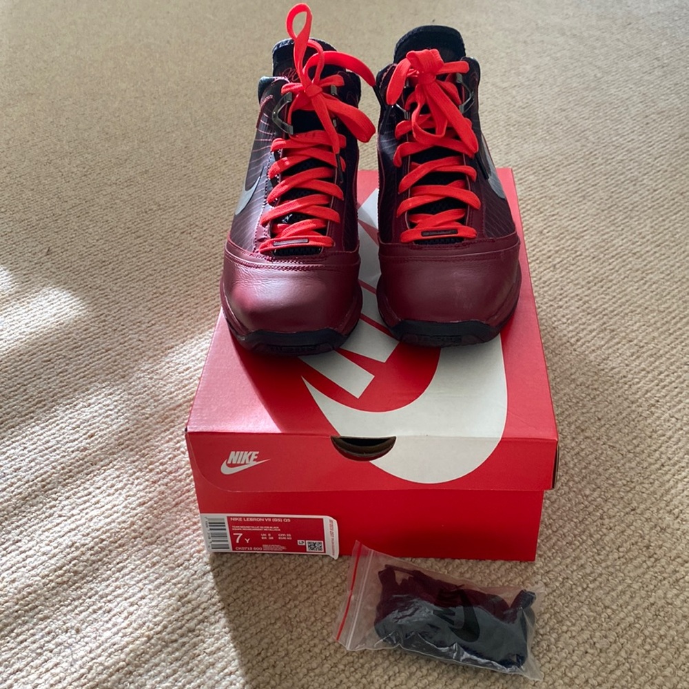 AIR MAX LEBRON 7 RETRO
"Christmas 2019"